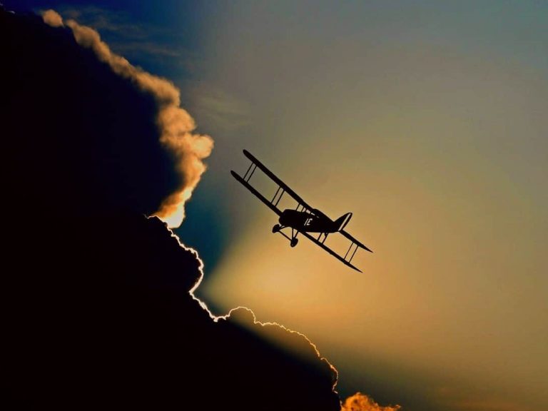 plane in the sky that means best time to visit