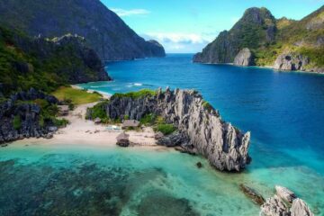 many islands with blue water in El Nido in Palawan