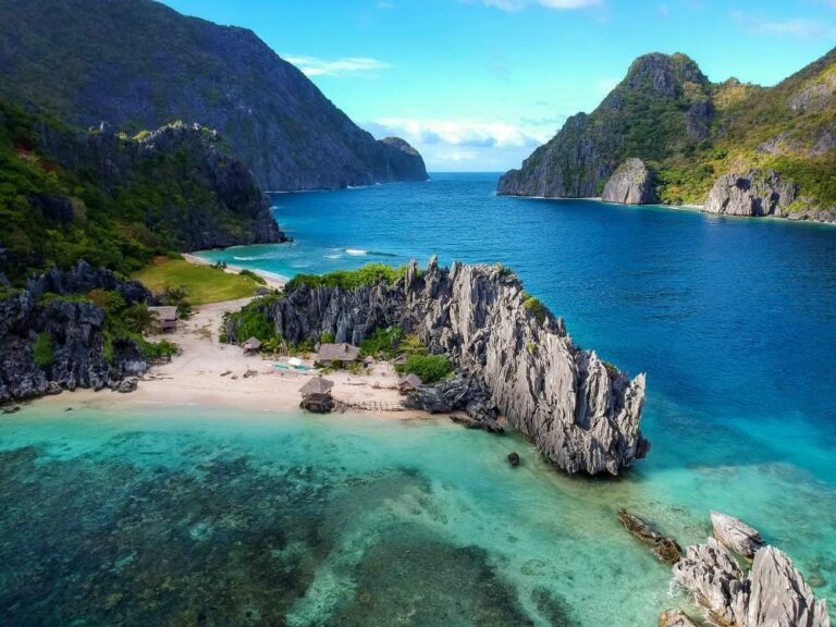 many islands with blue water in El Nido in Palawan